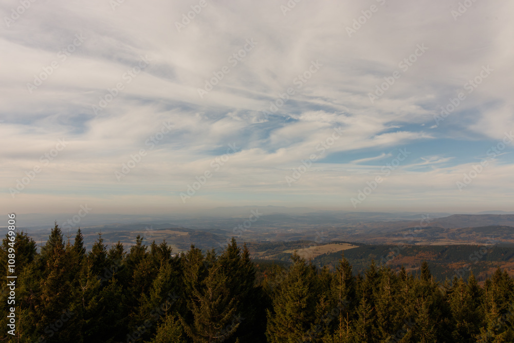 panorama wzgórz i lasów rozciągająca się ze szczytu góry panorama wzgórz i lasów rozciągająca się ze szczytu góry