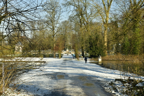 Neige en partie fondue sur la route traversant le domaine d'Arenberg à Enghien  photo