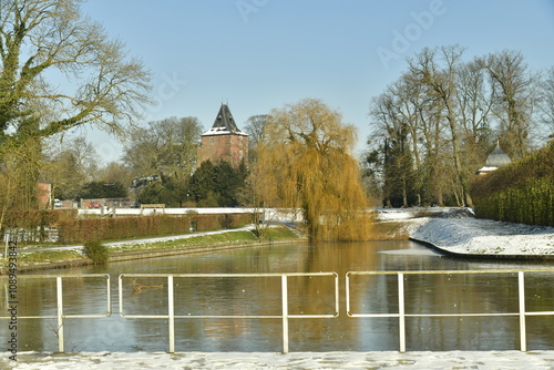 L'étang du Moulin sous un ciel clair en hiver au domaine d'Arenberg à Enghien  photo