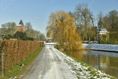 Chemin verglacé entre l'étang du Moulin et la Roseraie au Domaine d'Arenberg à Enghien  photo