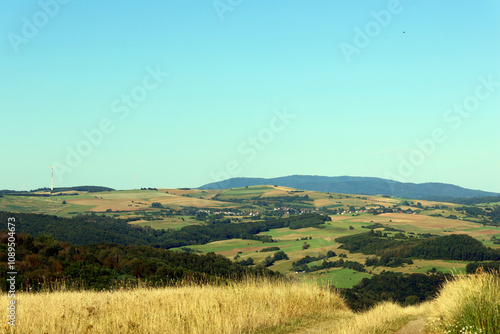 Aussicht ins Nordpfälzer Bergland in der Nähe des Ortes Eulenbis in der Verbandsgemeinde Weilerbach im Landkreis Kaiserslautern. Aussicht vom Premium-Wanderweg Teufelstour. 