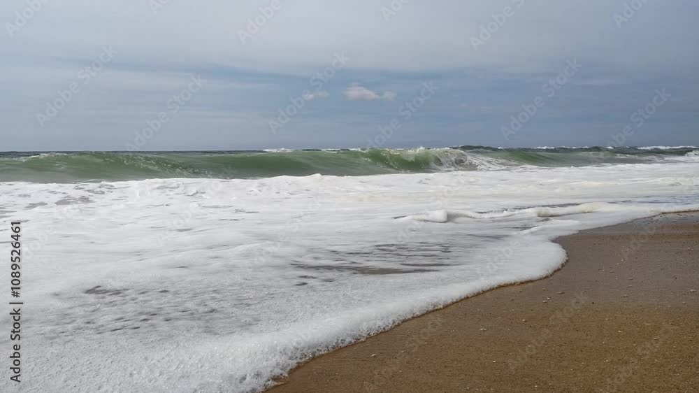 große kräftige Wellen brechen auf flachen Sandstrand in Zeitlupe, Küste, Meer, Brandung, Wasser, Energie, Natur, Landschaft große kräftige Wellen brechen auf flachen Sandstrand in Zeitlupe, Küste, Meer, Brandung, Wasser, Energie, Natur, Landschaft
