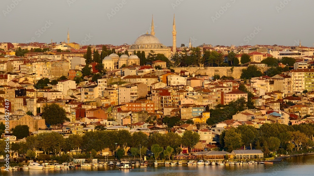 Obraz premium The sunset view of Halic in Istanbul, Turkey