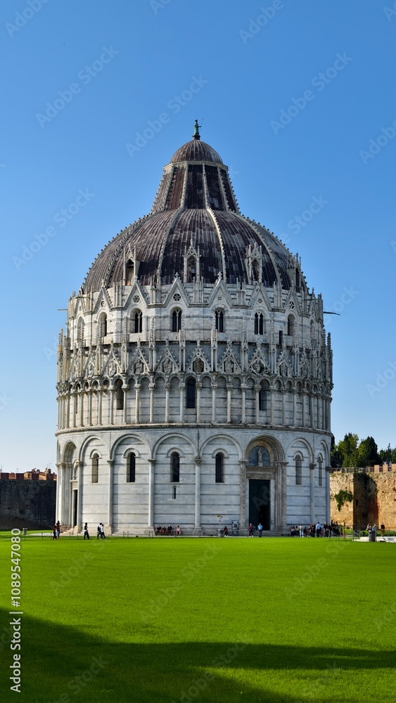 Obraz premium The famous architecture in Pisa city. Piazza del Duomo, Battistero di San Giovanni, Leaning Tower, Cattedrale di Pisa