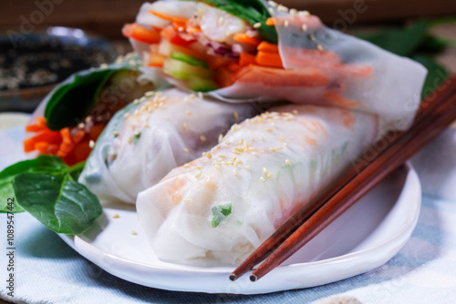 Obraz na płótnie Summer or spring rolls with shrimp, vegetables and spinach, served with soy sauce and sesame. Traditional Vietnamese food. w salonie