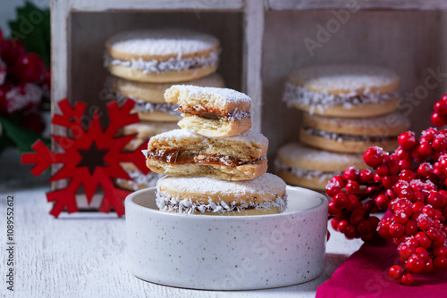 Obraz na płótnie Alfajor, a traditional Latin American cookie made from shortcrust pastry filled with dolce de leche. w salonie