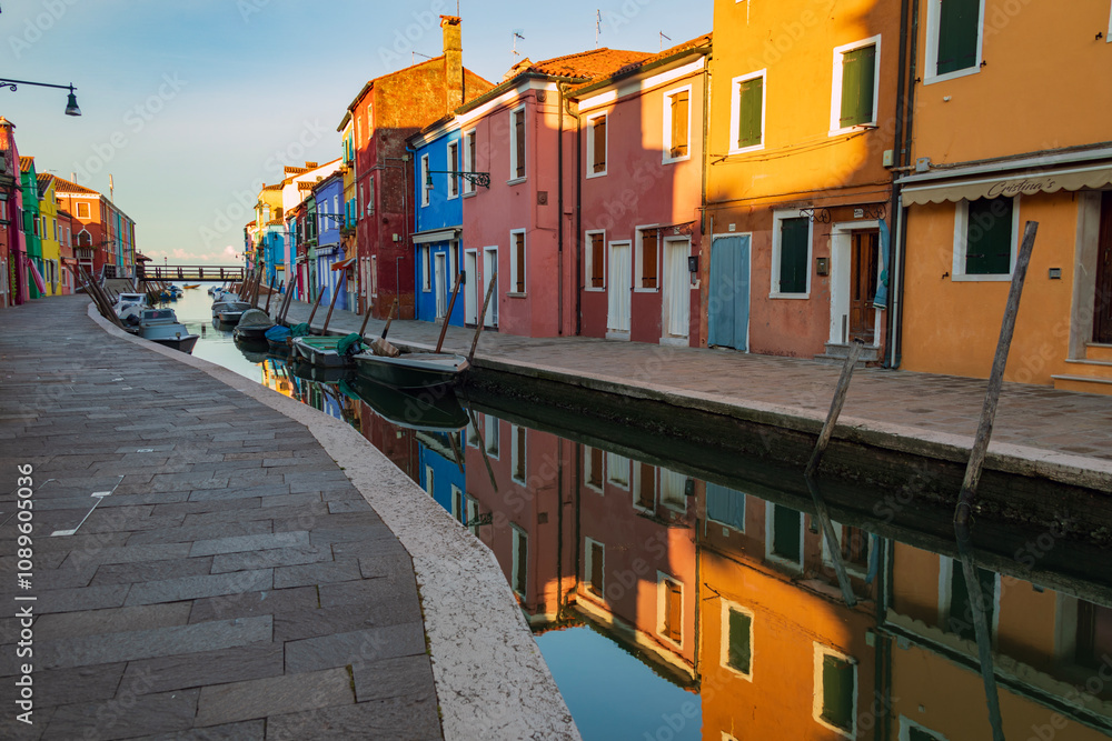 Burano di notte. Canali, strade, e case colorate vicino a Venezia.