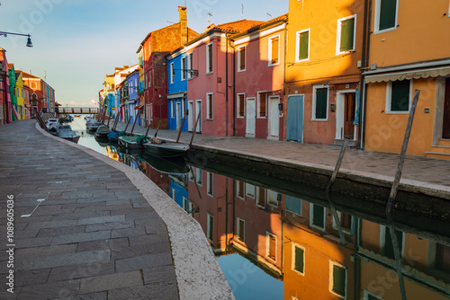Obraz na płótnie Burano di notte. Canali, strade, e case colorate vicino a Venezia. w salonie