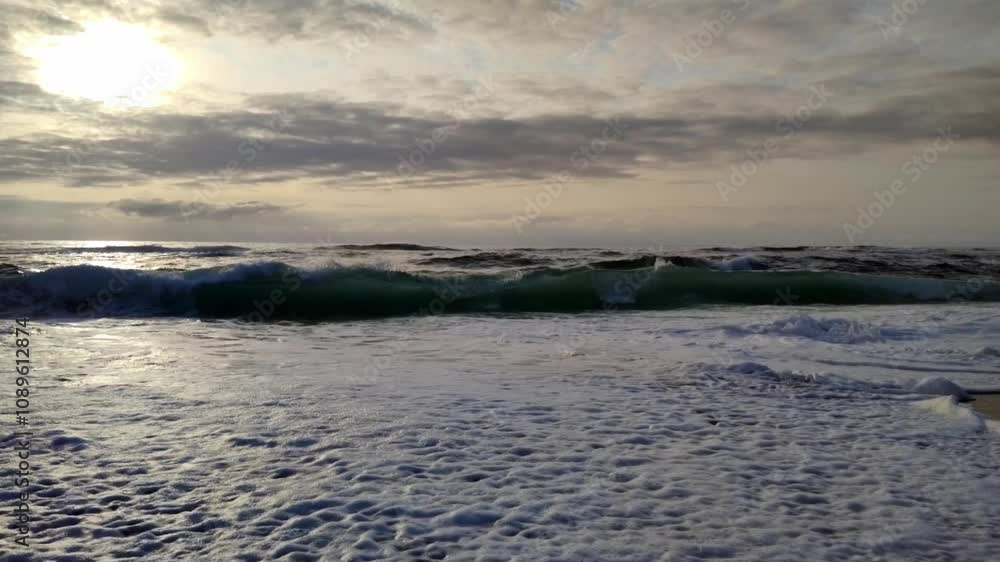 große kräftige Wellen brechen auf flachen Sandstrand in Zeitlupe, Küste, Meer, Brandung, Wasser, Energie, Natur, Landschaft große kräftige Wellen brechen auf flachen Sandstrand in Zeitlupe, Küste, Meer, Brandung, Wasser, Energie, Natur, Landschaft