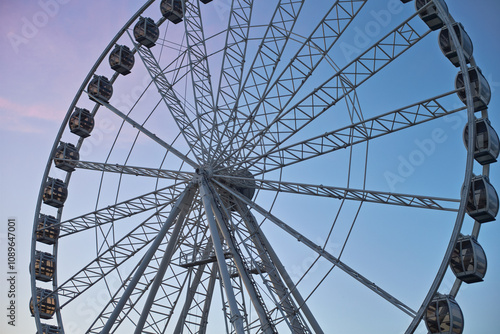 Quadro em tela Close up of ferris wheel with colourfull sky.