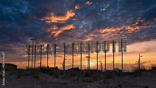 Foto Colourful dramatic sunset landscape with Great Yarmouth sign.