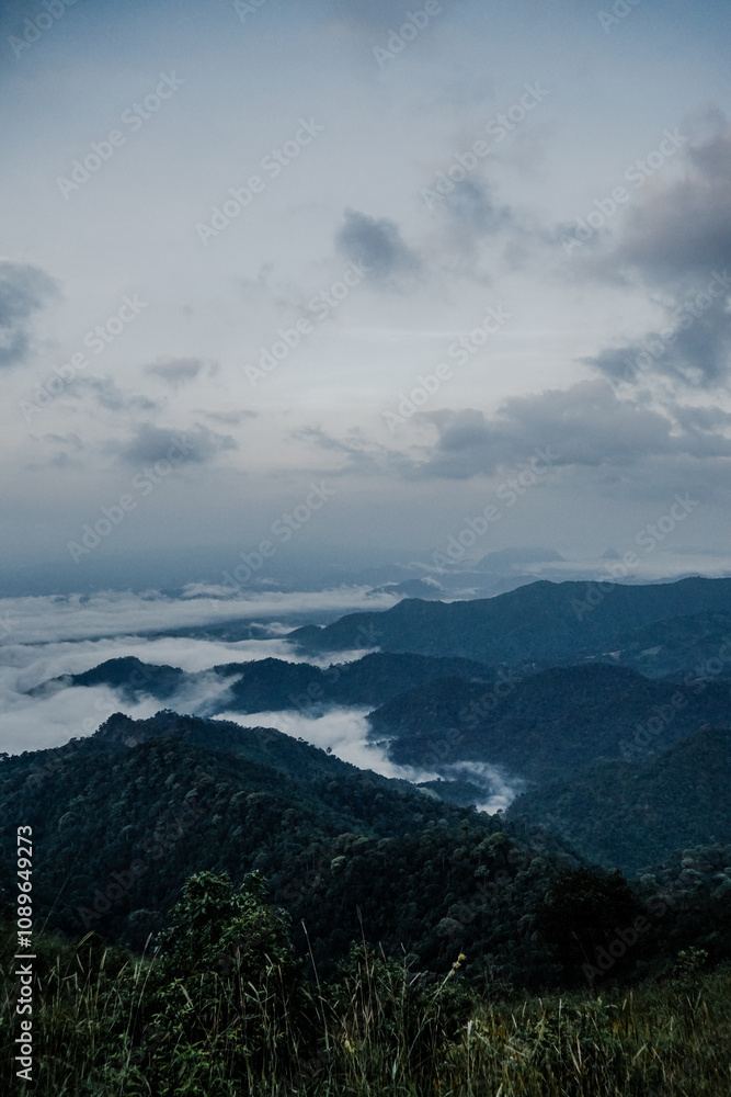Obraz premium Breathtaking mountain view cloudy landscape nature photography serene environment elevated perspective tranquility and beauty
