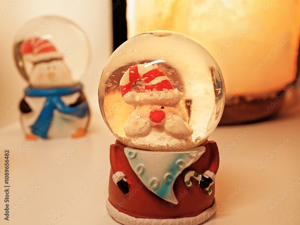 Obraz premium Christmas ceramic figures of Santa Claus. American holiday Christmas decoration. Santa Claus in family interior decorating a home.