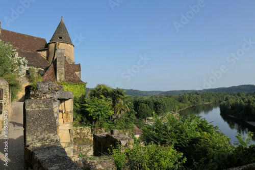 La Roque-Gageac, vallée de la Dordogne, nouvelle-aquitaine, France photo