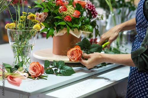 Foto The hands of florist, making bouquets and flower arrangements