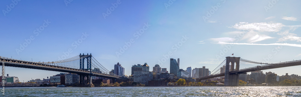 Obraz premium Brooklyn Bridge, Manhattan Bridge, Brooklyn Waterfront Panorama, and East River Bank viewed from New York City's Lower Manhattan waterfront 