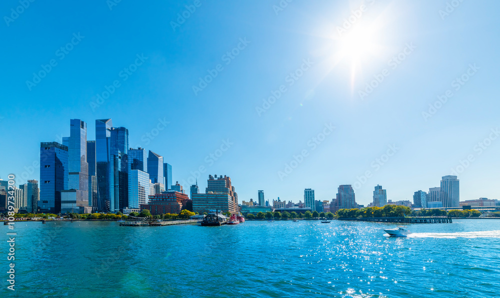 Obraz premium Manhattan skyline seen from Hudson River under a shining sun.