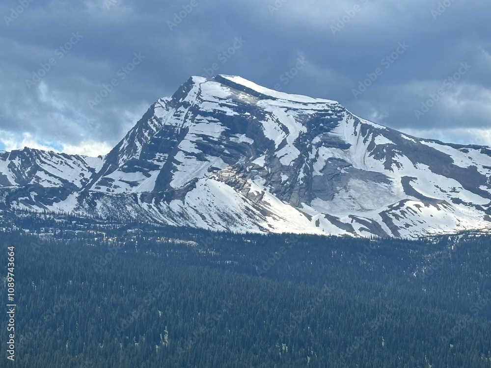 Obraz premium Heavenly Peak in Montana's Glacier National Park during summer.