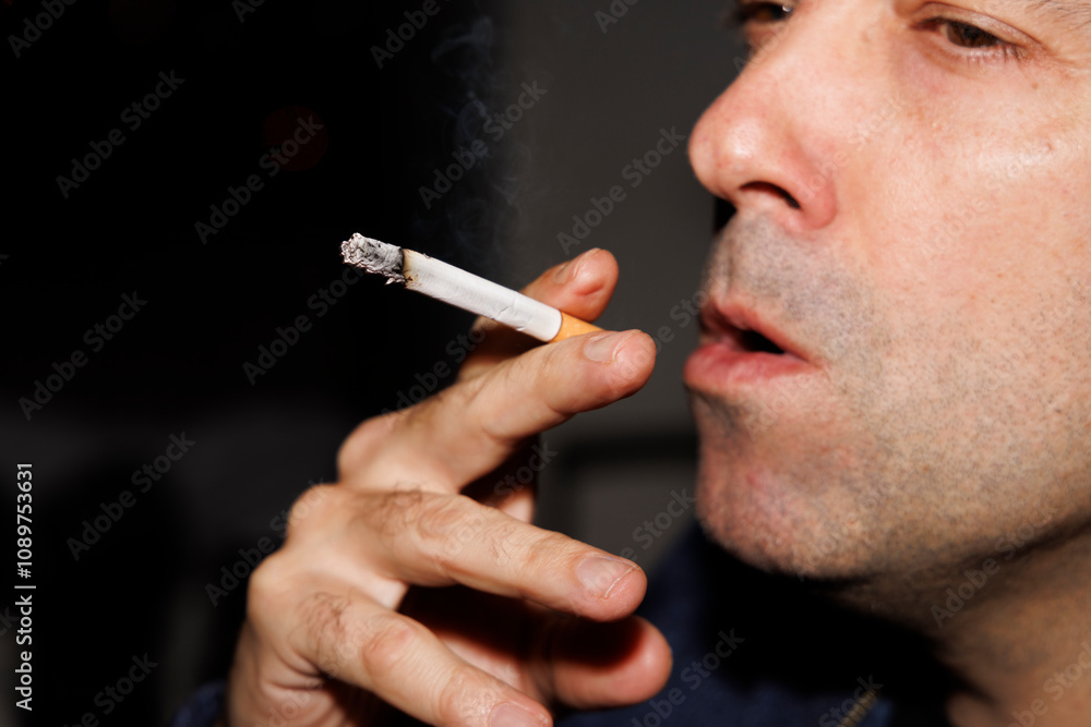 Obraz premium Male smoking cigarette