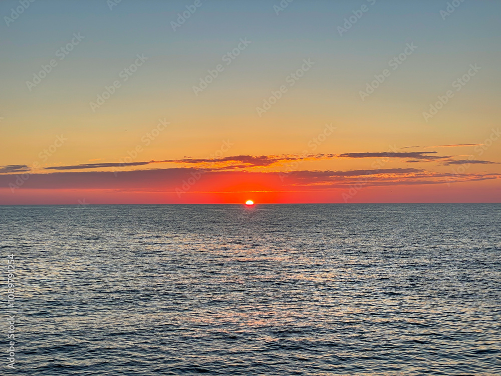 Obraz premium beautiful landscape sea sunset horizon on beach