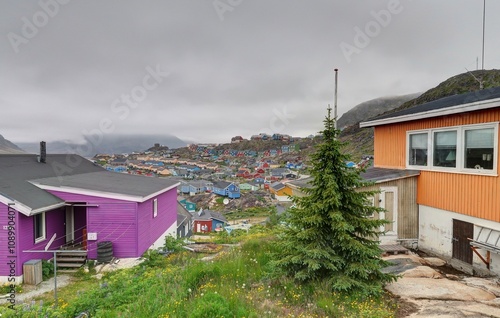 fjord de Qaqortoq et vue sur la ville au Groenland photo