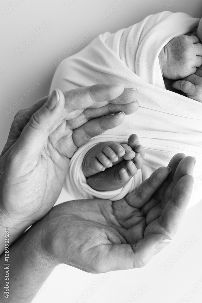 Φωτογραφία Black and white shade beautiful shape hands mother, hold tiny newborn baby feeе