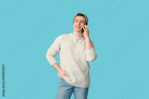 Young man in hat using mobi...