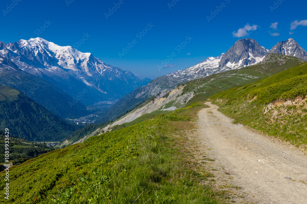 Obraz premium Mont Blanc snow summit, the highest peak in Europe, located in the Alps. A stunning landscape featuring snow-covered peaks, rugged terrain, and vast skies, showcasing the majestic beauty of Alps