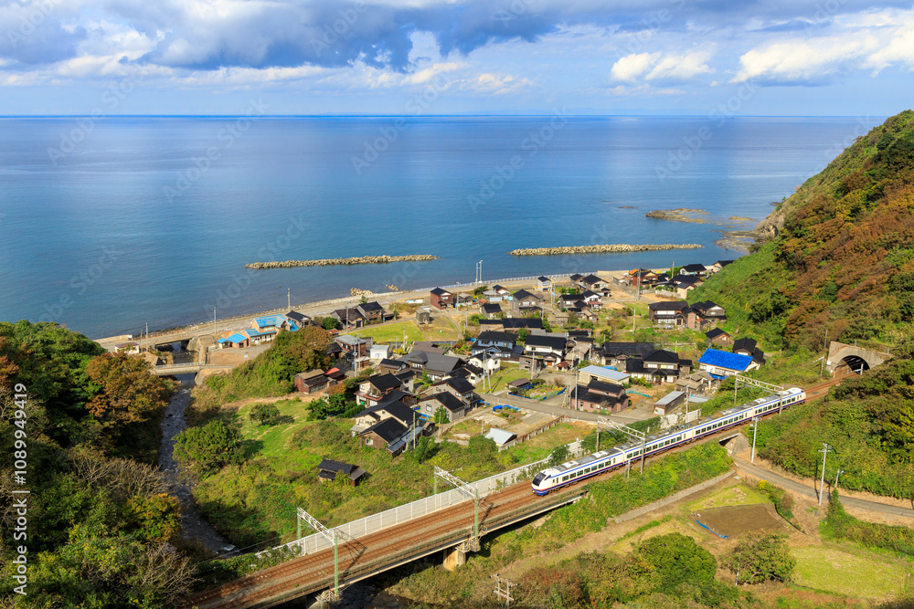 Fototapeta premium 新潟県・胞姫橋から望む日本海と信越本線
