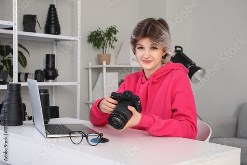 Young female photographer h...