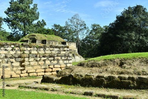 Muros antiguos en la ciudad de Iximché que hoy en día esta en ruinas por el paso del tiempo, hogar del imperio kaqchikel en Guatemala.