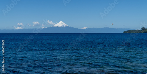 Obraz na płótnie Panoramic View of Osorno Volcano from Frutillar and Lake Llanquihue w salonie