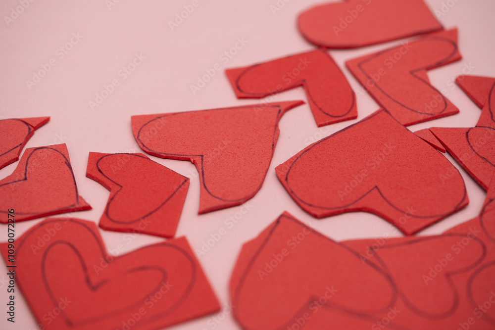 Obraz premium Piezas de goma Eva con líneas guía de corazón para recortar