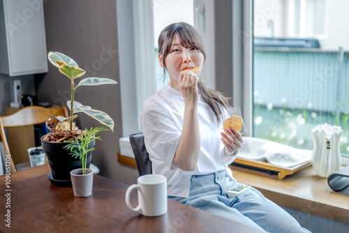 おやつと飲み物と女性 photo