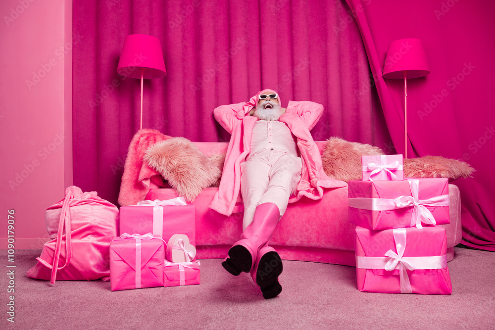 Φωτογραφία Photo of funky extravagant senior man lying fluffy sofa wear pink color boots ha