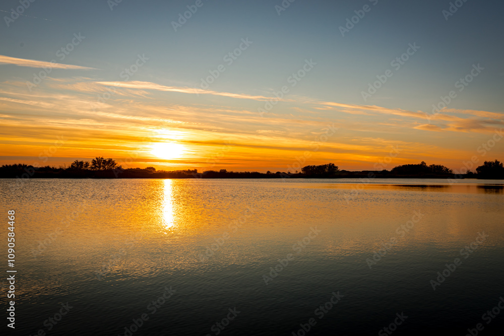 Obraz premium Sunset over lake