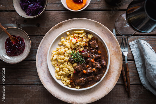 Rehragout mit Spätzle auf einem Teller. Wild Gericht, Herbst, Draufsicht.