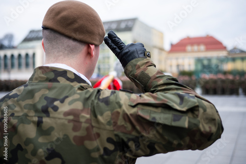 Obraz na płótnie A Polish army soldier saluting during the ceremony w salonie