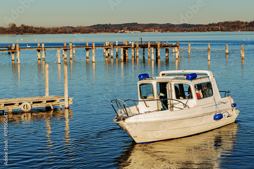 Motorboot am Steeg. 
Am Ammersee in Schondorf.