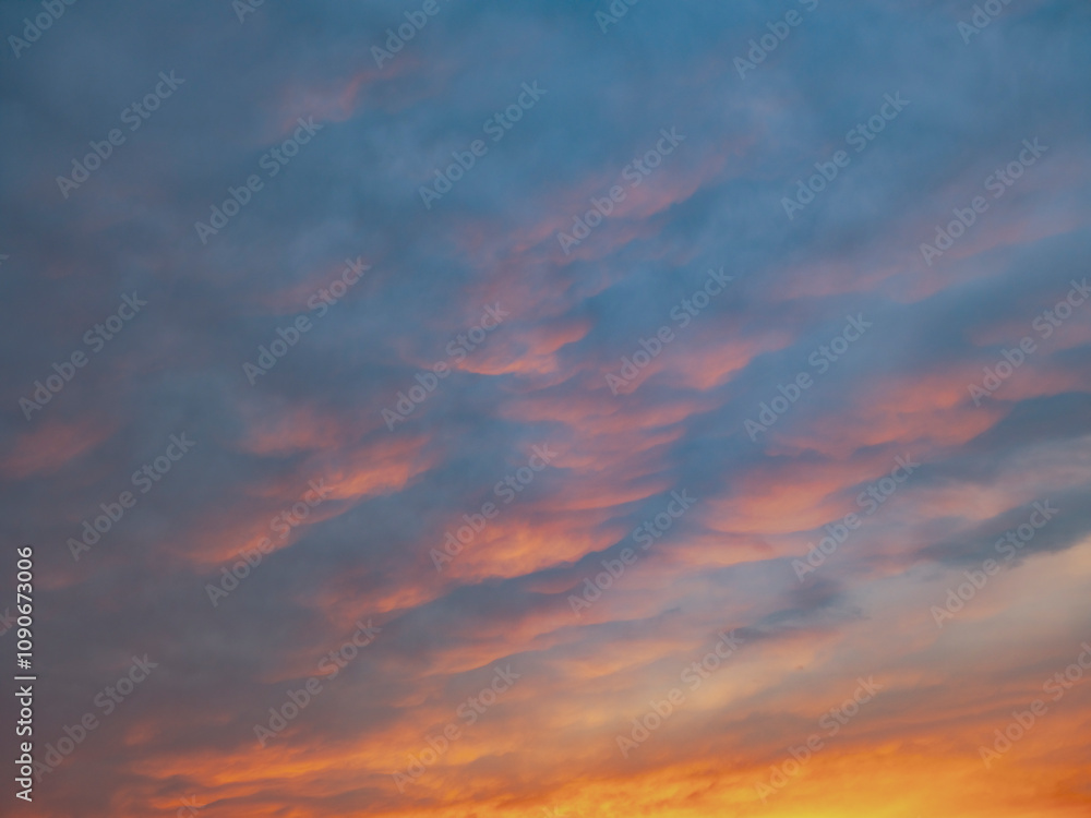 Obraz premium colorful and dramatic sunset clouds
