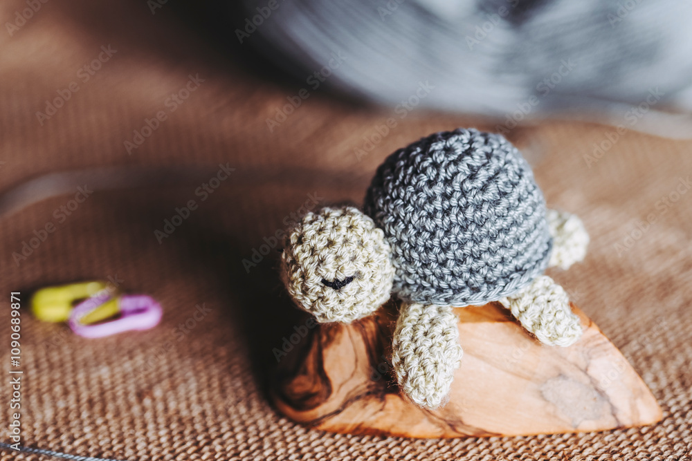 Atelier de crochet avec des travaux en cours, jouet petite tortue vert coloré en crochet