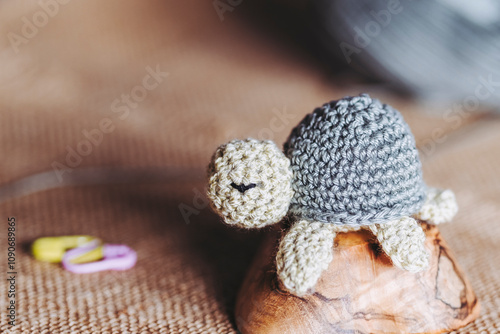 Atelier de crochet avec des travaux en cours, jouet petite tortue vert coloré en crochet