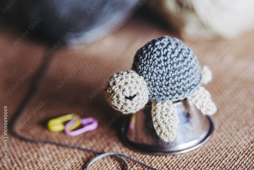 Atelier de crochet avec des travaux en cours, jouet petite tortue vert coloré en crochet