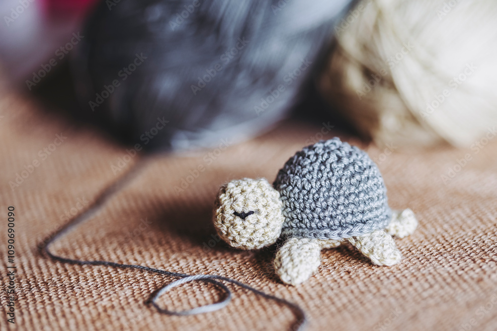 Atelier de crochet avec des travaux en cours, jouet petite tortue vert coloré en crochet