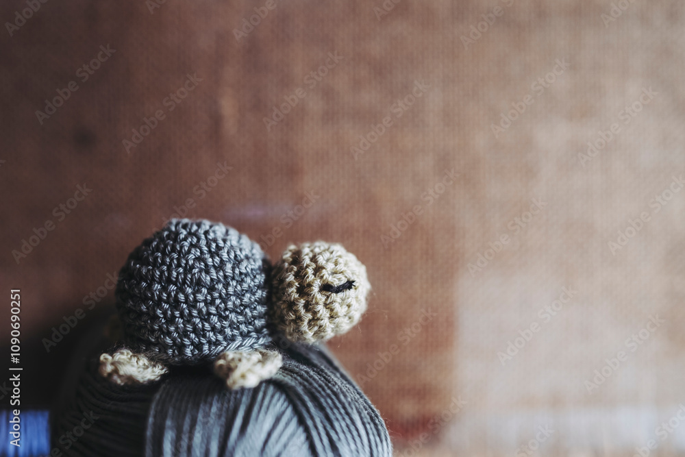 Atelier de crochet avec des travaux en cours, jouet petite tortue vert coloré en crochet