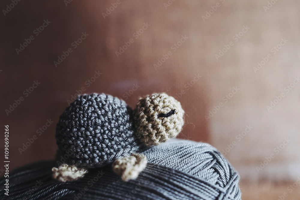 Atelier de crochet avec des travaux en cours, jouet petite tortue vert coloré en crochet