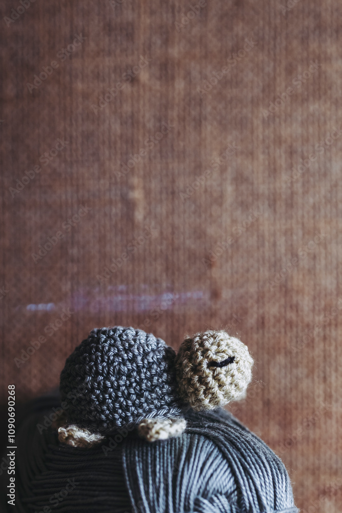 Atelier de crochet avec des travaux en cours, jouet petite tortue vert coloré en crochet