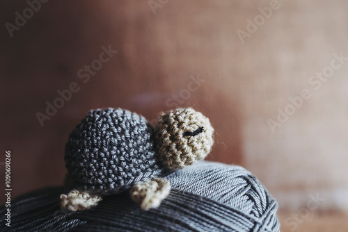 Obraz na płótnie Atelier de crochet avec des travaux en cours, jouet petite tortue vert coloré en crochet w salonie