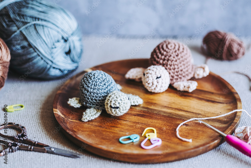 Atelier de crochet avec des travaux en cours, jouet petite tortue vert coloré en crochet