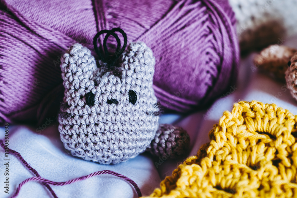 Atelier de crochet avec des travaux en cours, jouet chat coloré en crochet
